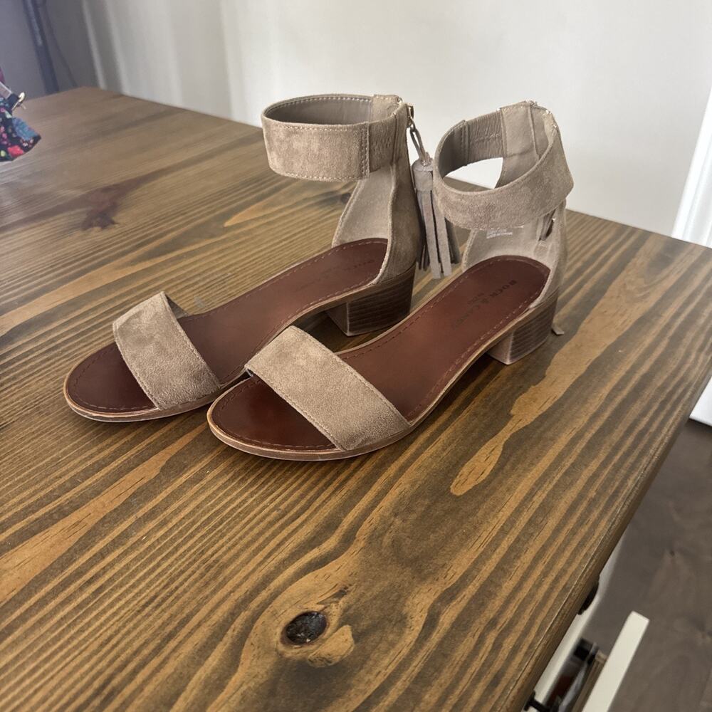Women’s Rock & Candy By ZIGI Taupe Suede Sandals With Tassel And Zipper Size 7